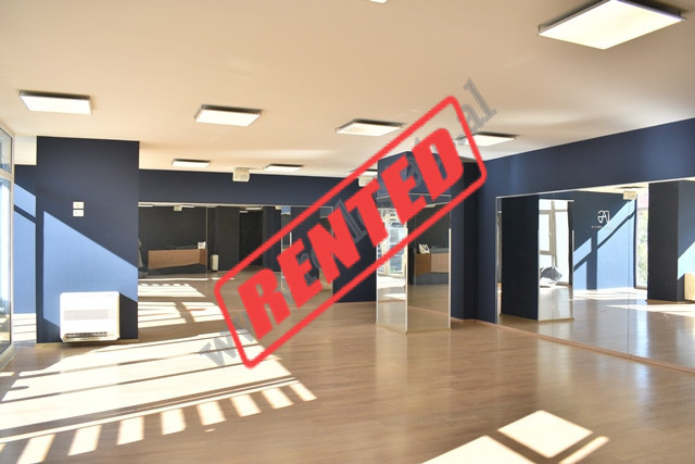 Ambient tregtar me qira te Komuna e Parisit, Tirane
I pozicionuar ne katin e 2-te te nje pallati br